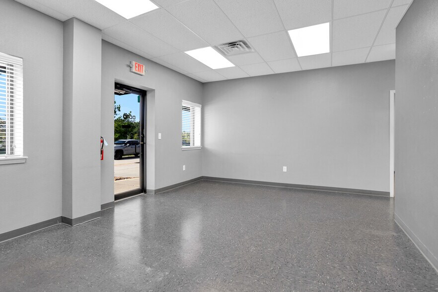 More Photos Of 2418 N Frazier, Conroe Warehouse For Lease