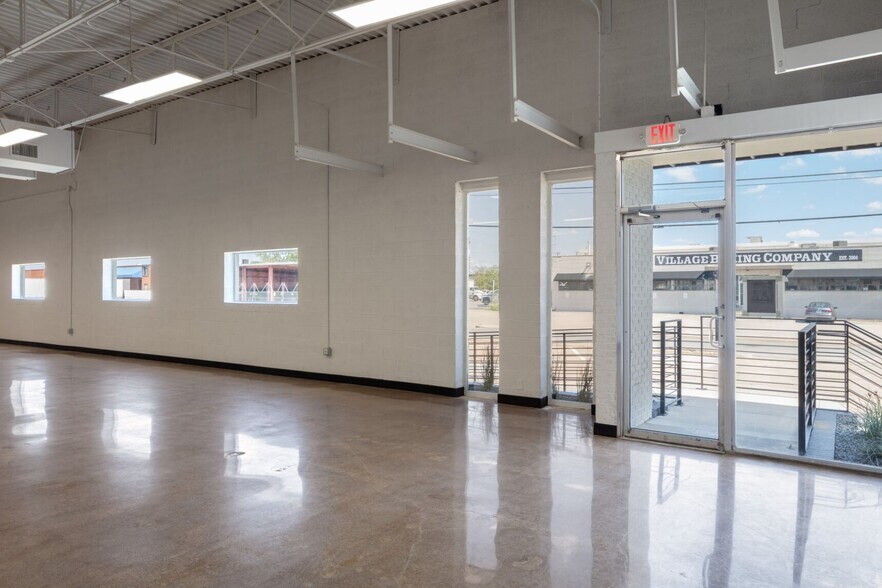 More Photos Of 4919 Woodall St, Dallas Warehouse For Sale