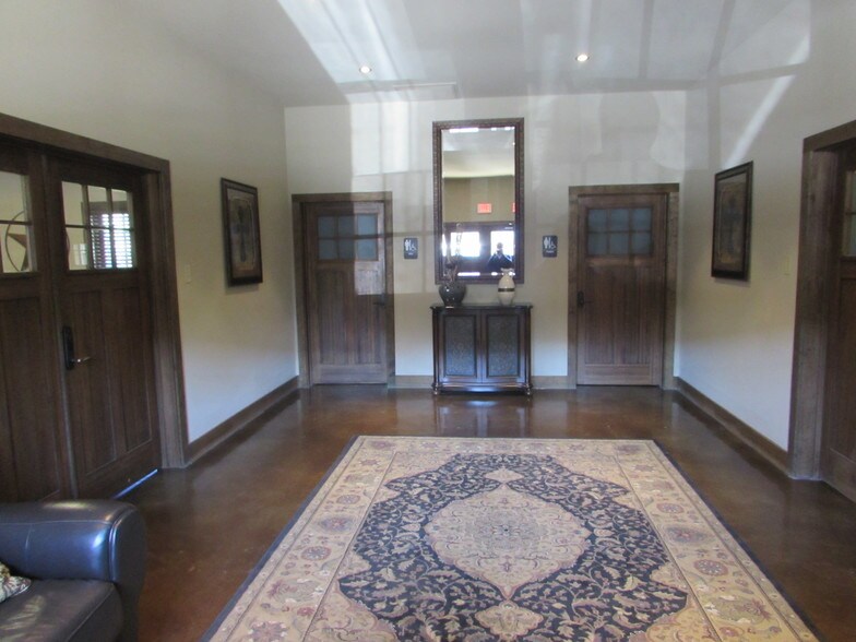 More Photos Of 621 N Main St, Grapevine Office For Sale