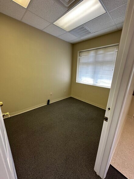 More Photos Of 4903 Starkey Rd, Roanoke Medical For Lease