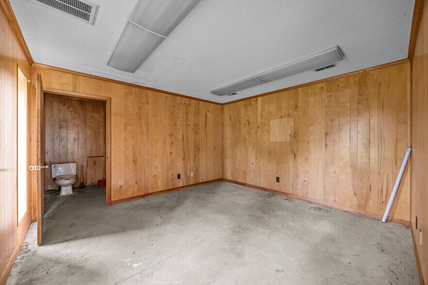 More Photos Of 808 E Parker St, Graham Industrial For Sale