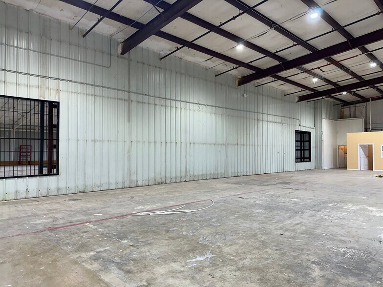 More Photos Of 6612 S 28th St, McAllen Warehouse For Lease