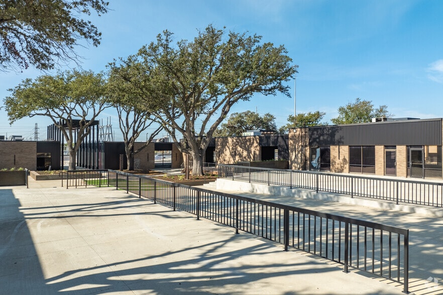 More Photos Of 13755 Lyndon B Johnson Freeway, Garland Restaurant For Lease