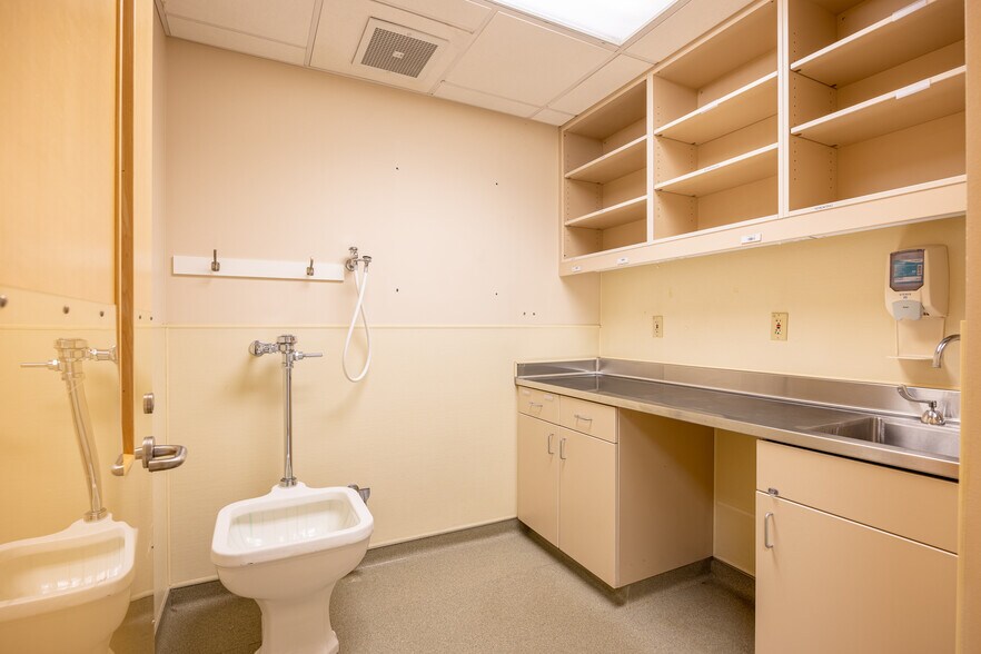 More Photos Of 811 Georgiana St, Port Angeles Medical For Sale