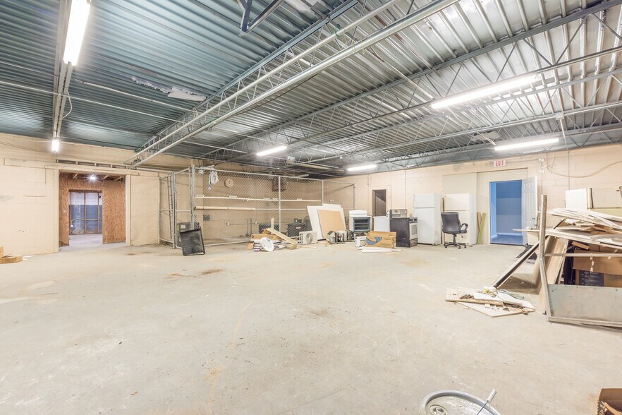 More Photos Of 8456 Newman St, Douglasville Light Manufacturing For Lease