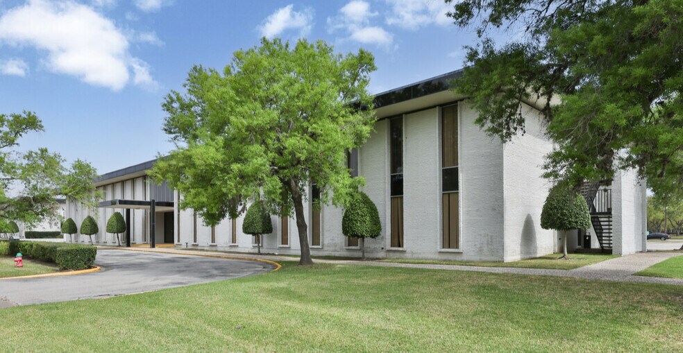 More Photos Of 16903 Buccaneer Ln, Houston Coworking Space