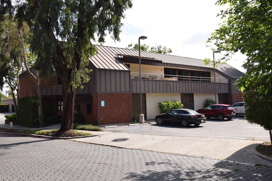 More Photos Of 16810 Ventura Blvd, Encino Loft Creative Space For Lease