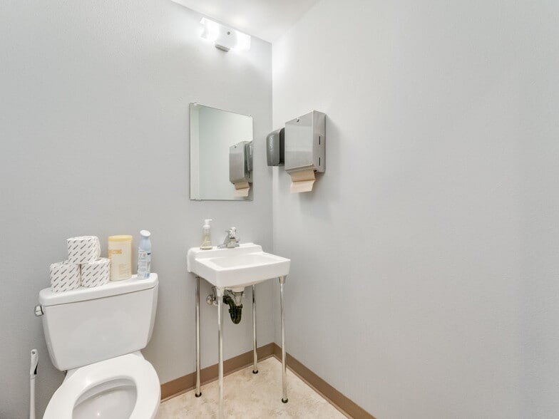 More Photos Of 1215 NE Baker St, Mcminnville Office For Sale