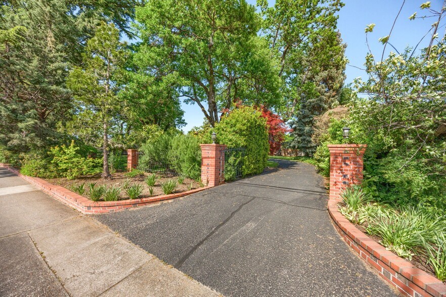 More Photos Of 2336 Table Rock Rd, Medford Freestanding For Sale