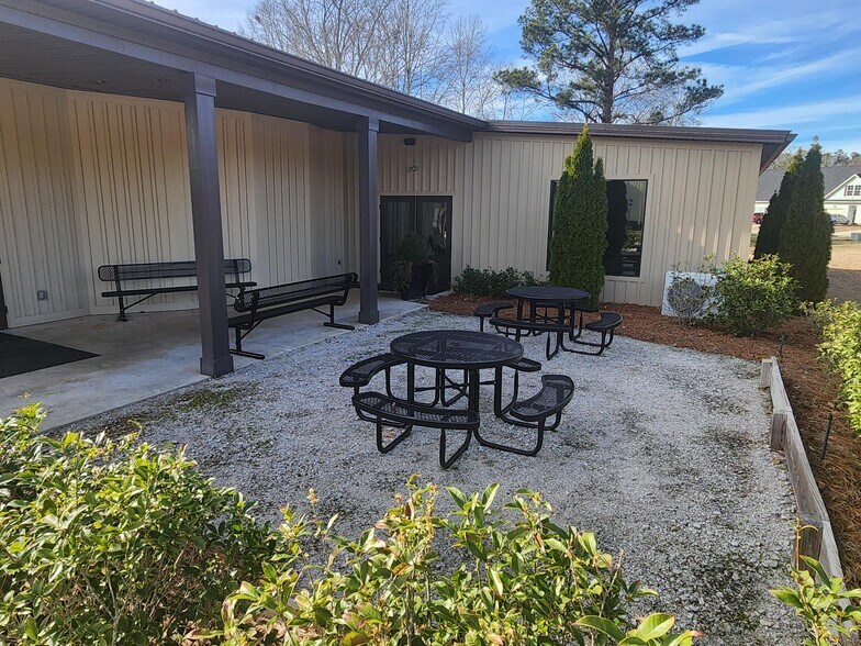 More Photos Of 250 Bordeaux Dr, Thomson General Retail For Sale