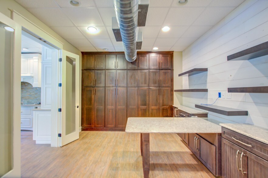 More Photos Of 108 Kelly Rd, Niceville Showroom For Lease