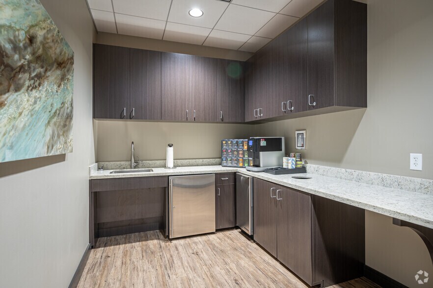 More Photos Of 2001 Kirby Dr, Houston Office For Lease