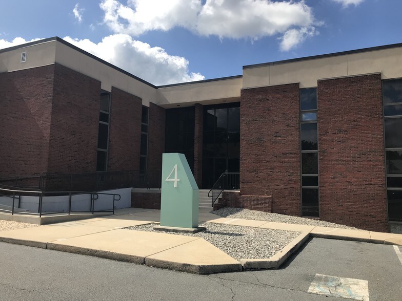 More Photos Of 4 Park Plz, Wyomissing Office For Sale