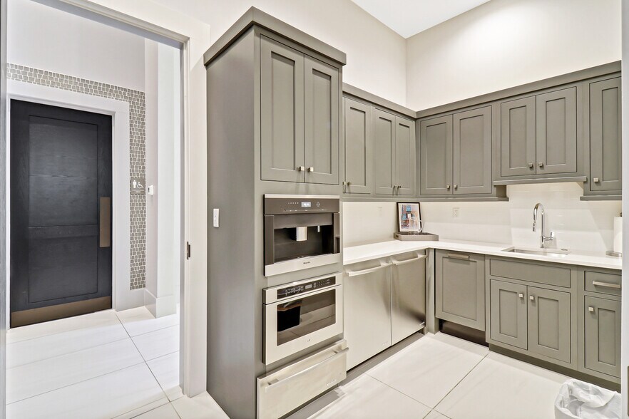 More Photos Of 10 Park Ln, Hilton Head Island Office For Sale