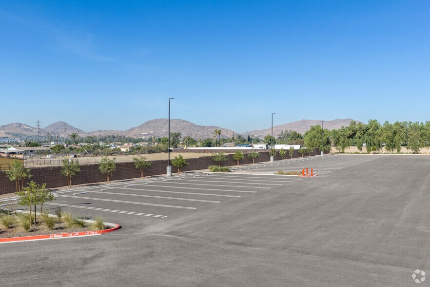 More Photos Of 2776 S Lilac Ave, Bloomington Contractor Storage Yard For Lease