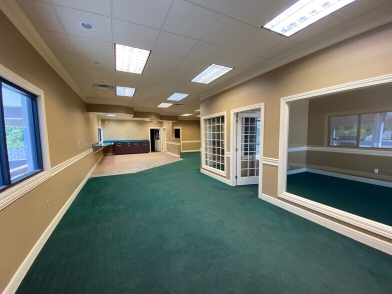 More Photos Of 7400-7440 NW River Park Dr, Parkville General Retail For Lease