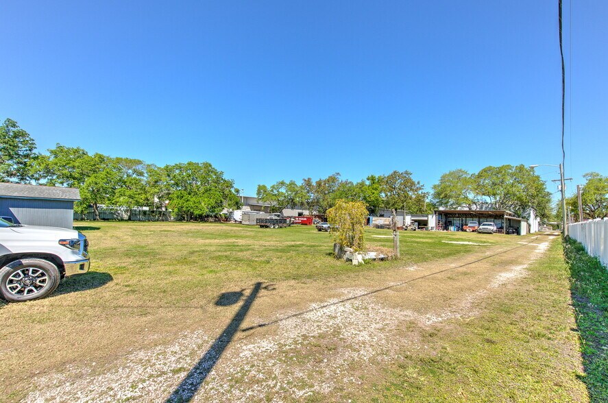 More Photos Of 5921 Causeway Blvd, Tampa Flex For Sale