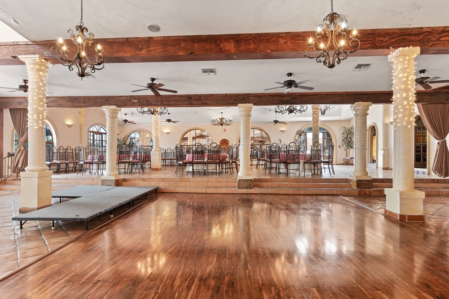 More Photos Of 2121 N Saint Marys St, San Antonio Restaurant For Lease