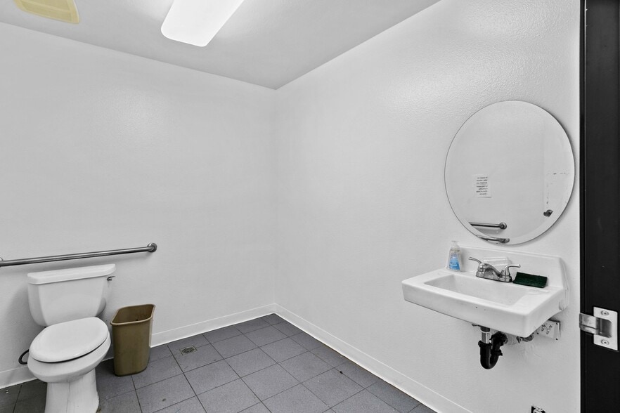 More Photos Of 9362 Eton Ave, Chatsworth Warehouse For Lease