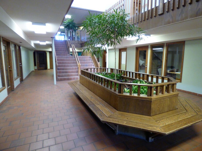 More Photos Of 1810 Crestview Dr, Hudson Office For Lease