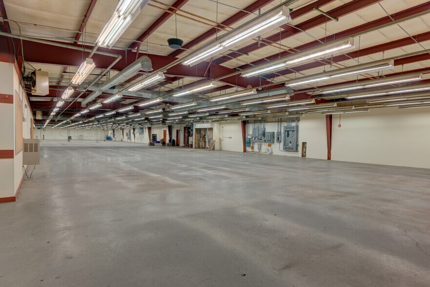 More Photos Of 970 NE 21st Ct, Oak Harbor Manufacturing For Lease