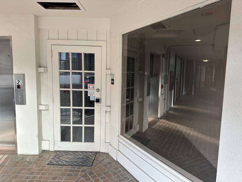More Photos Of 438-444 Hobron Ln, Honolulu Office For Lease