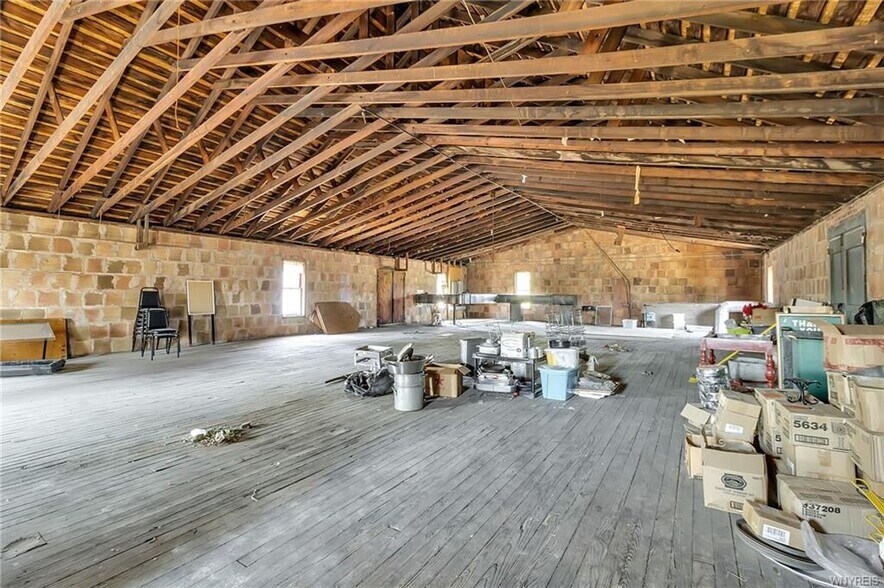 More Photos Of 1693 Quaker Rd, Barker Restaurant For Sale