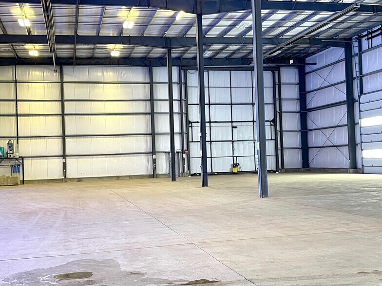 More Photos Of 20 Veenstra Dr, Red Deer County Warehouse For Lease