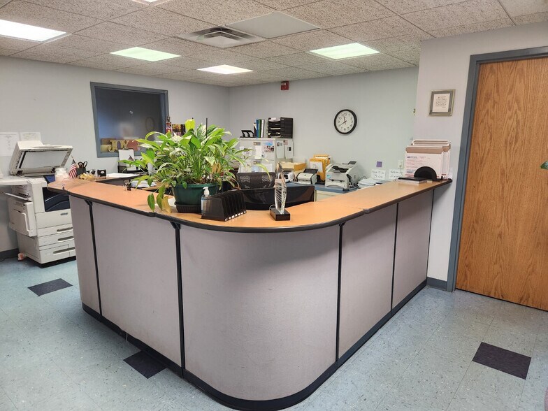 More Photos Of 399 Farmingdale Rd, West Babylon Warehouse For Lease