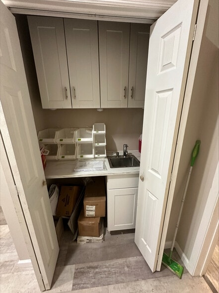 More Photos Of 8-10 Irving Pl, Woodmere Storefront Retail Office For Lease
