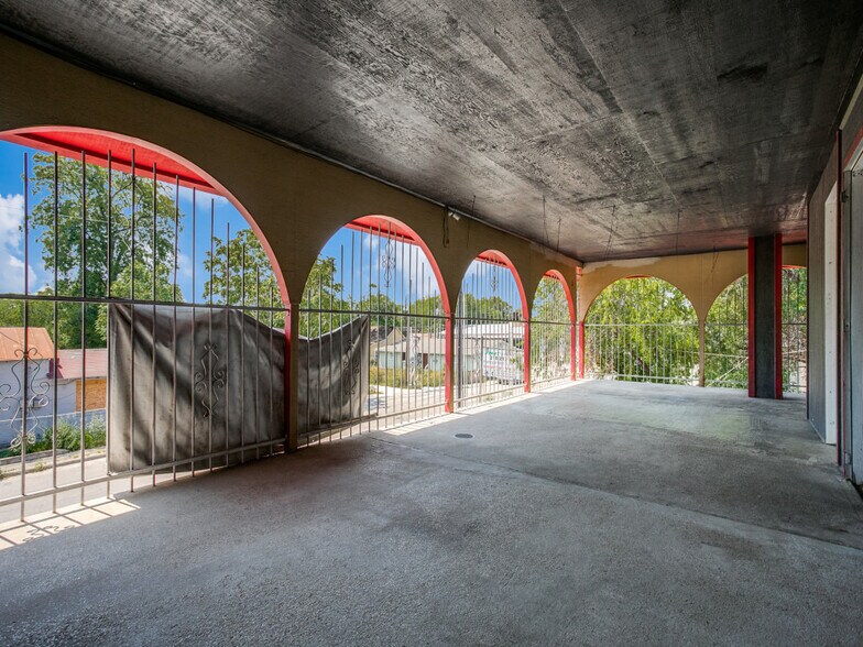 More Photos Of 226 E Fest St, San Antonio Restaurant For Sale