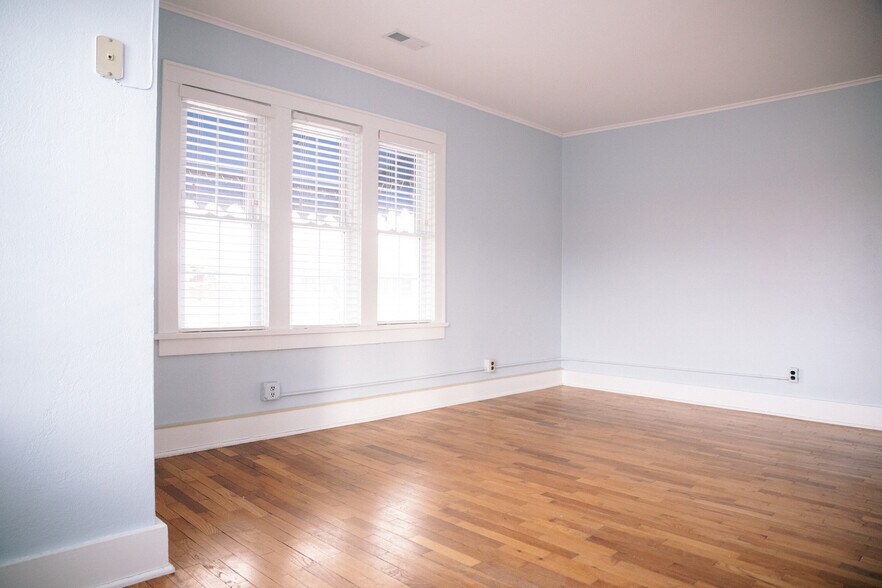 More Photos Of 355 N College Ave, Fayetteville Office For Sale