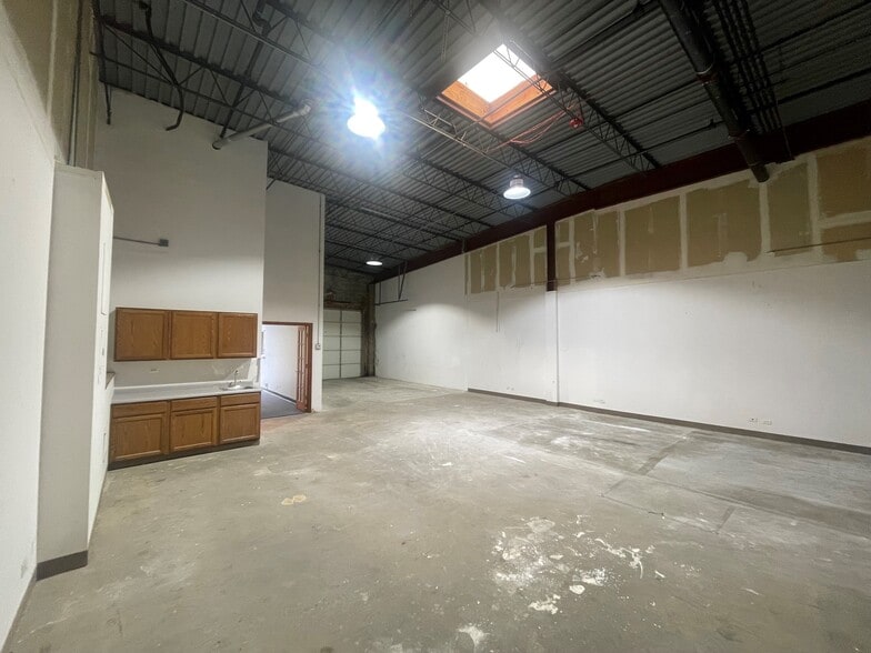 More Photos Of 1205 Karl Ct, Wauconda Warehouse For Lease