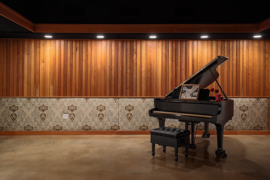 More Photos Of 2205 E 12th St, Austin Movie Radio TVStudio For Sale