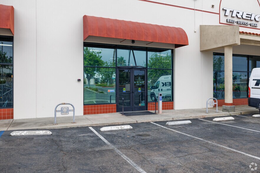 More Photos Of 1617 Capalina Rd, San Marcos Showroom For Lease