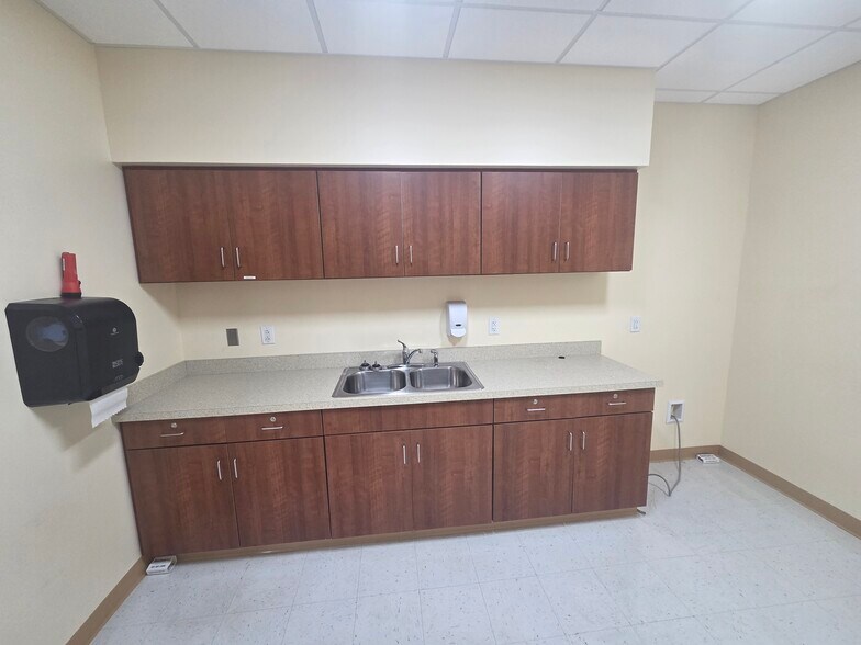 More Photos Of 2054 Sycamore Ave, Buena Vista Storefront For Lease