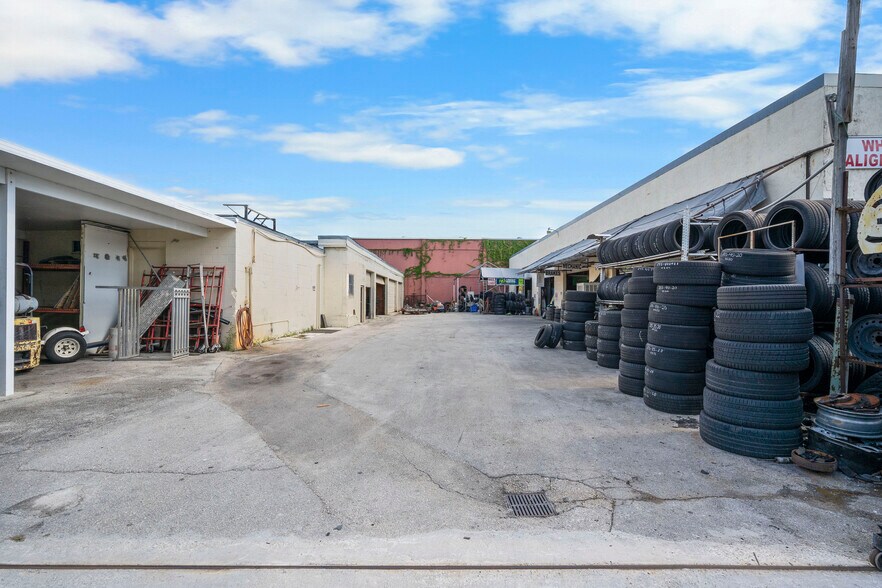 More Photos Of 3173 SE Railroad Ave, Stuart Service For Sale