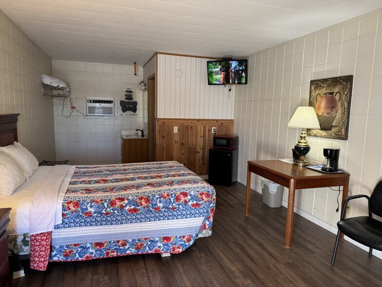 More Photos Of 645 W Lafayette St, Rushville Hotel For Sale