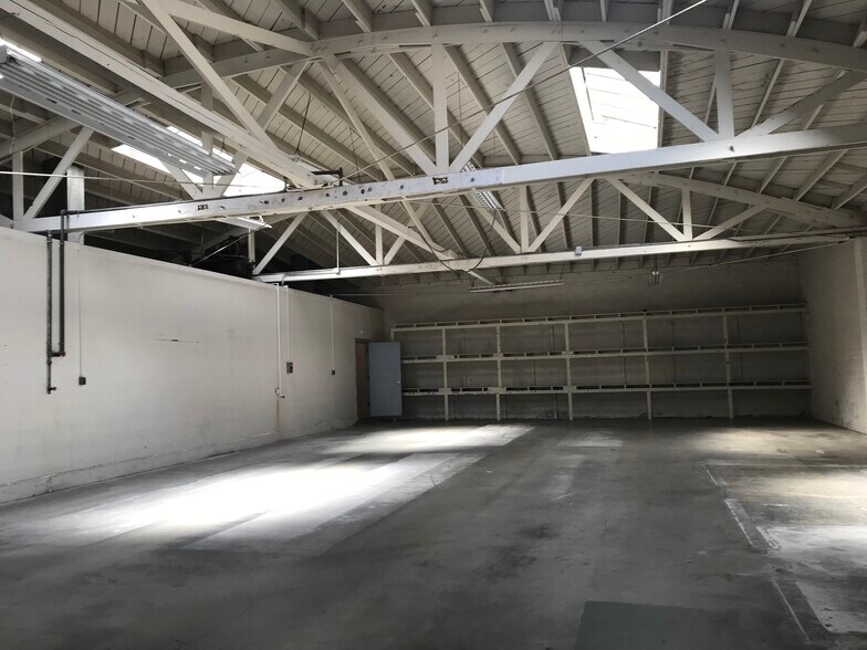 More Photos Of 235 W 24th St, Los Angeles Service For Sale