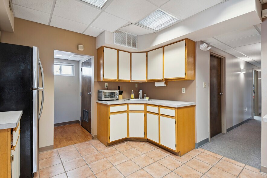 More Photos Of 101 N Gray Ave, Wilmington Medical For Sale