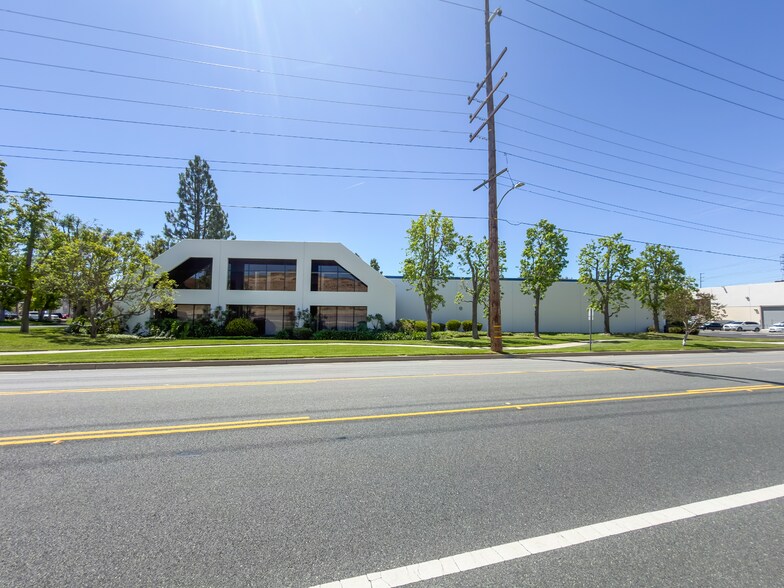 More Photos Of 5397 N Commerce Ave, Moorpark Manufacturing For Sale
