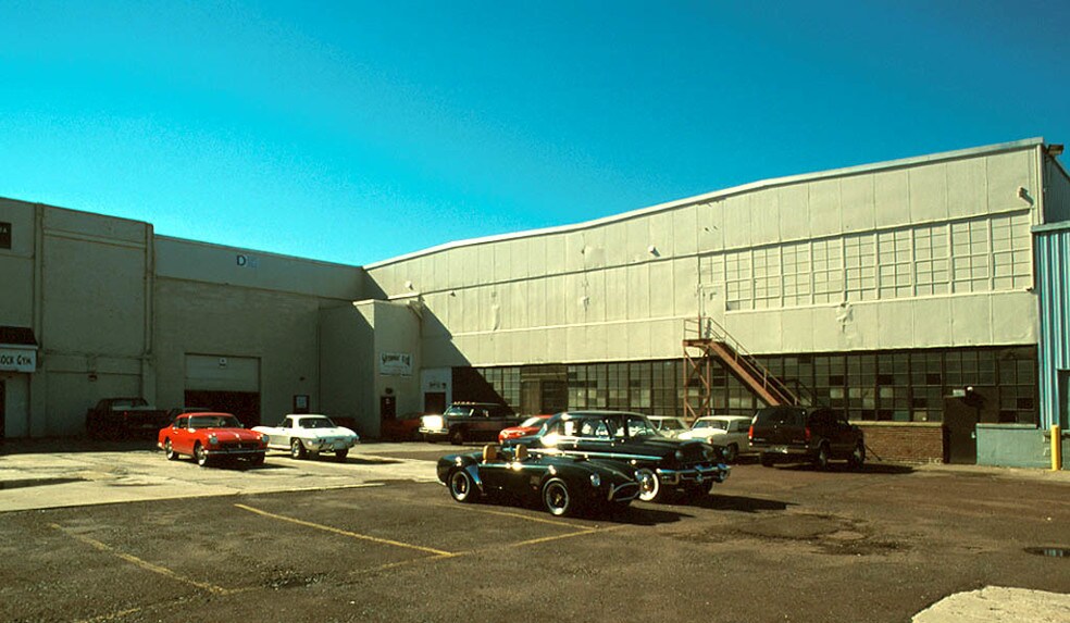 More Photos Of 122 Mill Rd, Oaks Warehouse For Lease