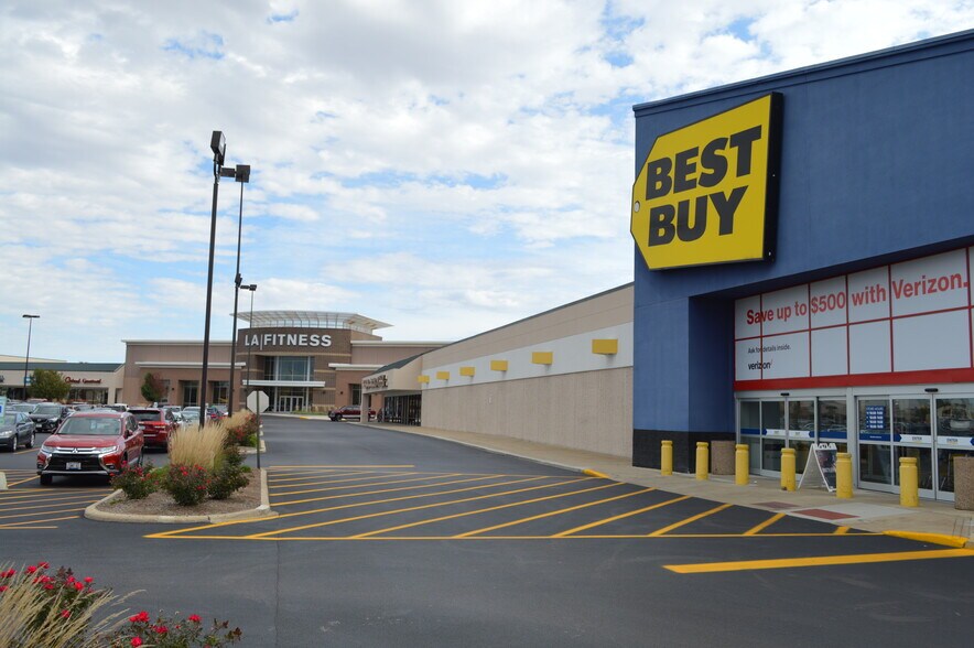 More Photos Of 2103-2109 N Veterans Pky, Bloomington Unknown For Lease