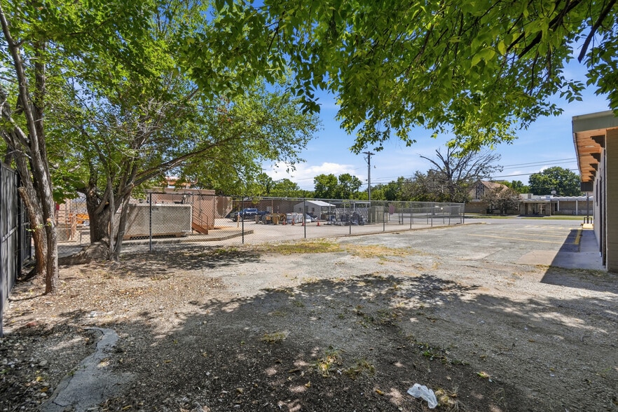 More Photos Of 704 W Meadow Ave, Springdale Office For Lease