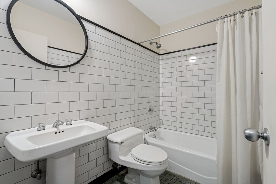 More Photos Of 942-944 W Huron St, Chicago General Retail For Sale