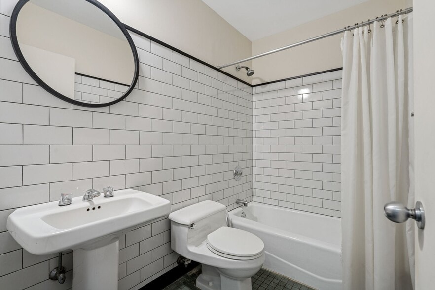 More Photos Of 944 W Huron St, Chicago Office Residential For Lease