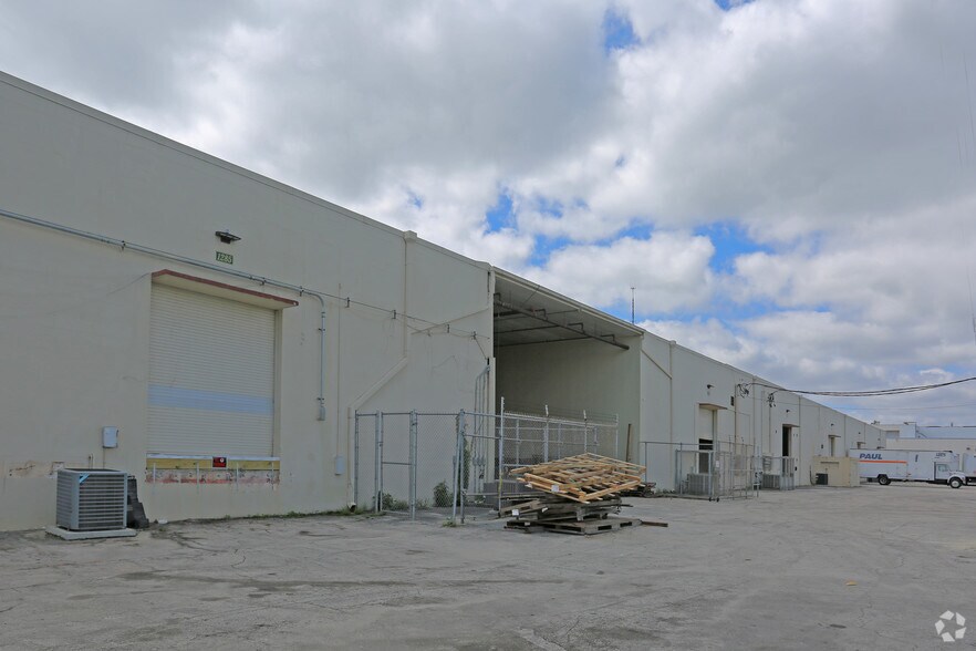 More Photos Of 1205-1421 Hill Ave, Mangonia Park Warehouse For Lease