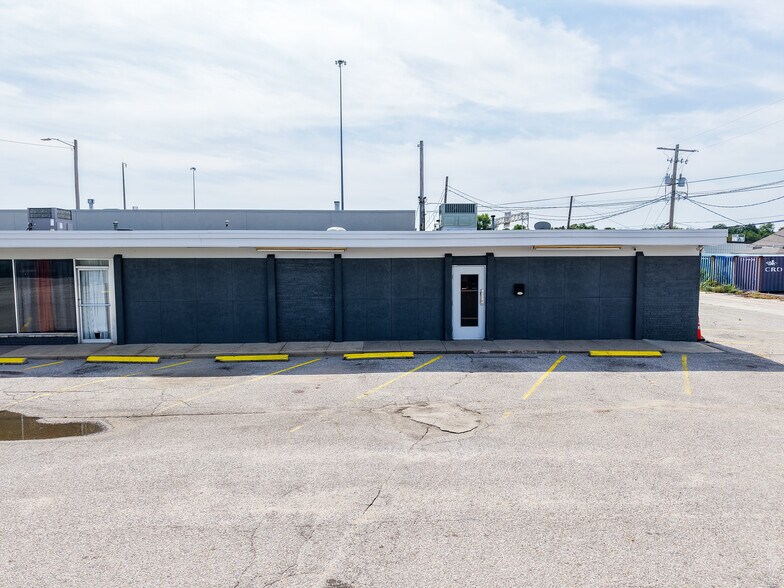 More Photos Of 415 S Hydraulic St, Wichita General Retail For Sale