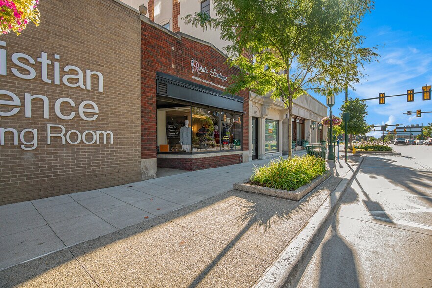 More Photos Of 361 E Maple Rd, Birmingham Storefront Retail Office For Lease