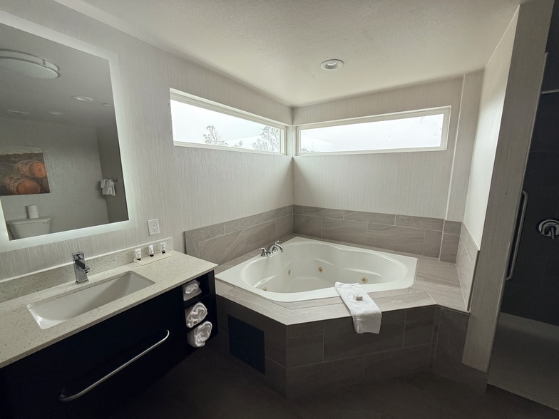 More Photos Of 8755-8757 Old Redwood Hwy, Windsor Hotel For Sale